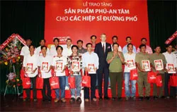 Trao tặng bảo hiểm Phú - An Tâm cho 80 Hiệp sĩ đường phố