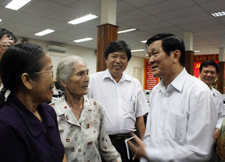 Tin TPHCM ngày 29/11/2011: Chủ tịch nước Trương Tấn Sang tiếp xúc cử tri quận 1 1