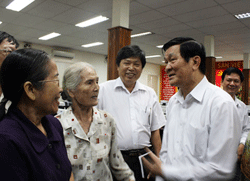 Tin TPHCM ngày 29/11/2011: Chủ tịch nước Trương Tấn Sang tiếp xúc cử tri quận 1