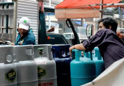 Giá gas tháng 12/2011 tăng lên mức 351.000 đ/bình 12kg