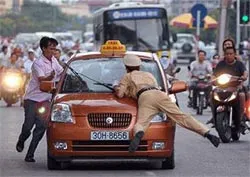 Bình luận: Chống người thi hành công vụ là cố tình đứng ngoài luật pháp
