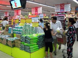 Cuối năm 2011: Saigon Co.op: đưa vào hoạt động 2 siêu thị và tổ chức 200 chuyến bán hàng lưu động