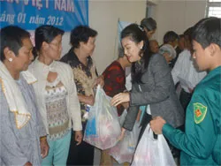 Trao 500 phần quà tết cho người nghèo