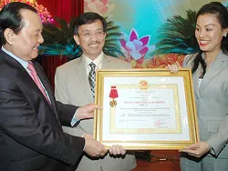 Công ty TNHH Xử lý chất thải rắn Việt Nam nhận Huân chương Lao động hạng 3