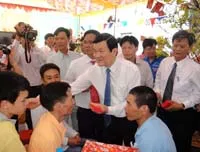 Chủ tịch nước Trương Tấn Sang chúc Tết công nhân tại Đồng Nai