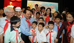 Lãnh đạo TPHCM gặp gỡ thiếu nhi xuân Nhâm Thìn