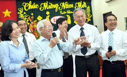 Chủ tịch UBNDTP Lê Hoàng Quân đến thăm và chúc tết các đơn vị phục vụ Tết Nguyên Đán Nhâm Thìn 2012