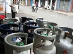 Hôm nay, giá gas trong nước tăng 42.000 đồng lên mức 425.000 đ/bình 12kg