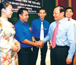 Tô thăm lá cờ Đảng quang vinh