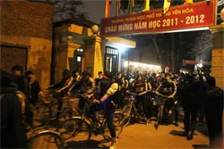 Bình luận: Hai câu chuyện về giải quyết ách tắc giao thông