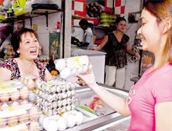 P/v Ông Phạm Thanh Hùng, PGĐ Cty Ba Huân về góp phần cung cấp trứng gia cầm an toàn dịch bệnh
