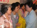 Họp mặt tặng quà nữ công nhân bị tai nạn lao động
