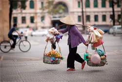 Sức mạnh trên những đôi vai gầy