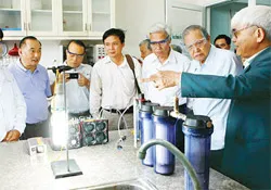 Các nhà khoa học thẩm định máy phát điện chạy bằng nước của tiến sĩ Nguyễn Chánh Khê