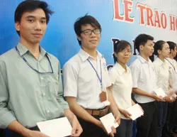 121 suất học bổng được trao cho học sinh – sinh viên nghèo vượt khó