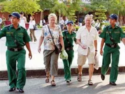 Bước chân thanh niên xung phong trên thành phố mang tên Bác
