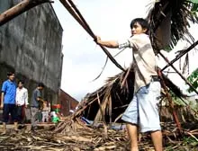 Lãnh đạo TP.HCM thăm các hộ có nhà bị sập do ảnh hưởng bão số 1