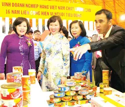 Tôn vinh 43 doanh nghiệp đạt danh hiệu Hàng Việt Nam chất lượng cao liên tục 16 năm qua