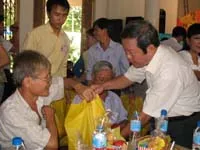 Họp mặt tặng quà cho nam công nhân bị tai nạn trong lao động