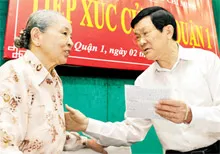 Chủ tịch nước Trương Tấn Sang tiếp xúc với 200 cử tri quận 3
