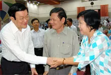 Chủ tịch nước Trương Tấn Sang tiếp xúc với hơn 400 cử tri quận 4