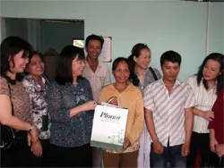 CLB Nhà báo nữ TPHCM trao mái ấm tình thương
