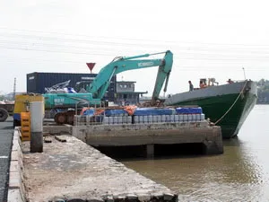 Cảng sông Phú Định đang ách tắc, do đâu?