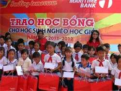 Trao 100 suất học bổng Smiling Tomorrow cho trẻ em nghèo hiếu học tại Tây Ninh