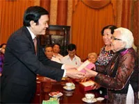 Chủ tịch nước Trương Tấn Sang gặp gỡ Đoàn đại biểu cựu tù chính trị và cựu tù binh quận Bình Tân