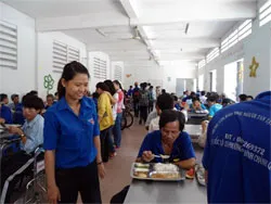 Để mỗi bữa ăn là một tấm lòng của người tình nguyện