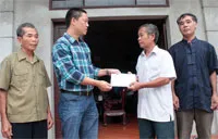 Tri ân và tặng quà cho thân nhân gia đình liệt sĩ DK1
