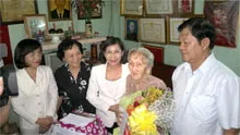 Lãnh đạo thành phố thăm các mẹ Việt Nam anh hùng