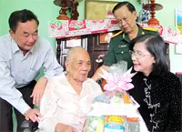 Lãnh đạo TP thăm và tặng quà cho Mẹ Việt Nam anh hùng