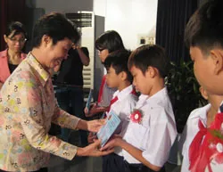 LĐLĐ TPHCM trao học bổng Nguyễn Đức Cảnh năm học 2011 - 2012