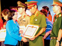 Hơn 100.000 thanh niên tham gia hoạt động tình nguyện hè năm 2012