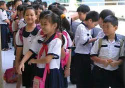Phụ huynh nghèo nặng gánh lo toan năm học mới