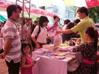 Hội chợ từ thiện tủ đồ của bé