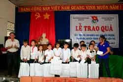 Tiếp sức trẻ em nghèo học giỏi đến trường