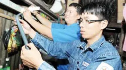 Thanh niên công nhân thành phố hăng hái thi đua sản xuất