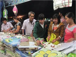 Phiên chợ hàng Việt về nông thôn tại huyện Dương Minh Châu, tỉnh Tây Ninh