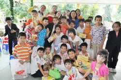 Kinh Đô ủng hộ 5.000 phần quà cho trẻ em nghèo vui đón Tết Trung Thu 2012