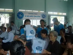 Tặng hơn 20 tấn sữa cho trẻ em nghèo