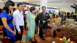Tìm cơ hội xuất khẩu đồ gỗ ngay trên “sân nhà”