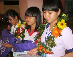 Trao học bổng cho 160 tân sinh viên vượt khó học giỏi