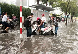 Mưa to gây ngập nhiều tuyến đường tại TPHCM