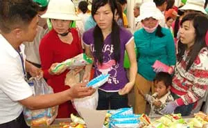 Ngày vàng hàng Việt tại chợ Hóc Môn kéo dài đến ngày 21/10