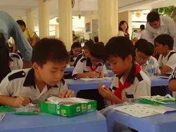 100 học sinh tiểu học tham gia cuộc thi lắp ráp mô hình năng lượng mặt trời