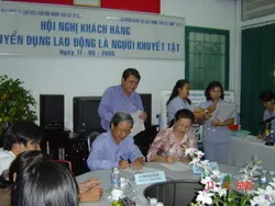 Việc làm cho người khuyết tật: Cánh cửa vẫn hẹp