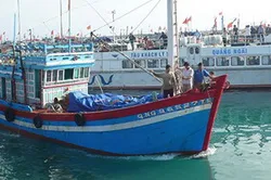 Loạt phóng sự Kiên quyết bám biển, bảo vệ chủ quyền - bài 1 - bIĐạp sóng ra khơi/b/I