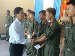 UBMTTQ TPHCM thăm và tặng quà cho 800 tân binh vừa nhập ngũ